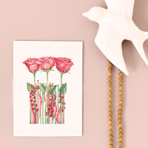 roses sur un mur avec hirondelle